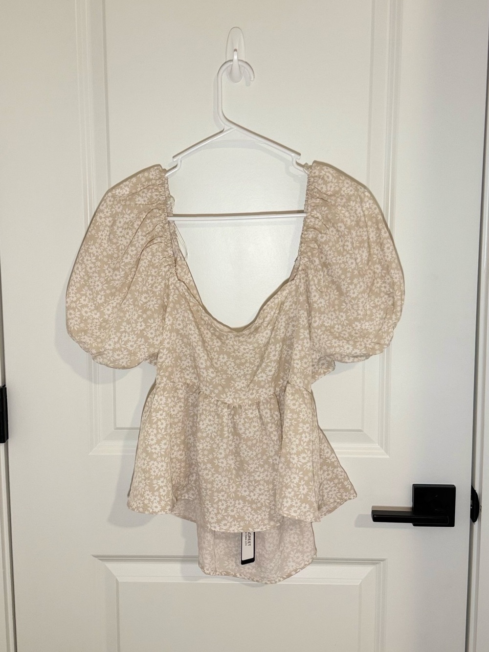 Discreet Beige Floral Puff-Sleeve Peplum Tunic